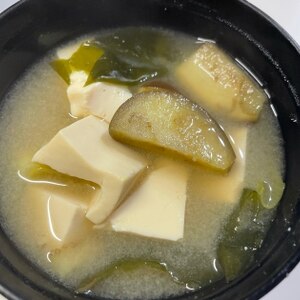 豆腐・ズッキーニ・わかめの味噌汁